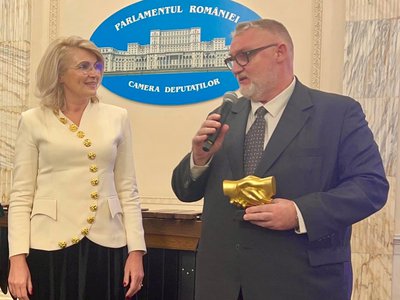 ICI Bucharest received the #WeAreHalf trophy at the 2025 Evidence Gala